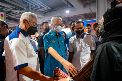 Ismail Sabri (tengah) ketika melawat reruai jualan di Karnival UDA Ushaniaga Keluarga Malaysia di Odeon Walk Jalan Tuanku Abdul Rahman Kuala Lumpur pada Jumaat. - Foto Bernama