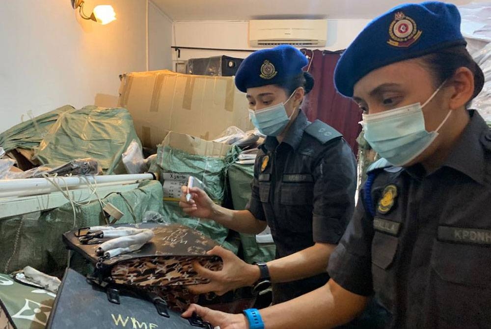 KPDNHEP turut melakukan pemantauan ke atas peniaga dalam talian bagi mengesan kegiatan jualan barangan berjenama tiruan.