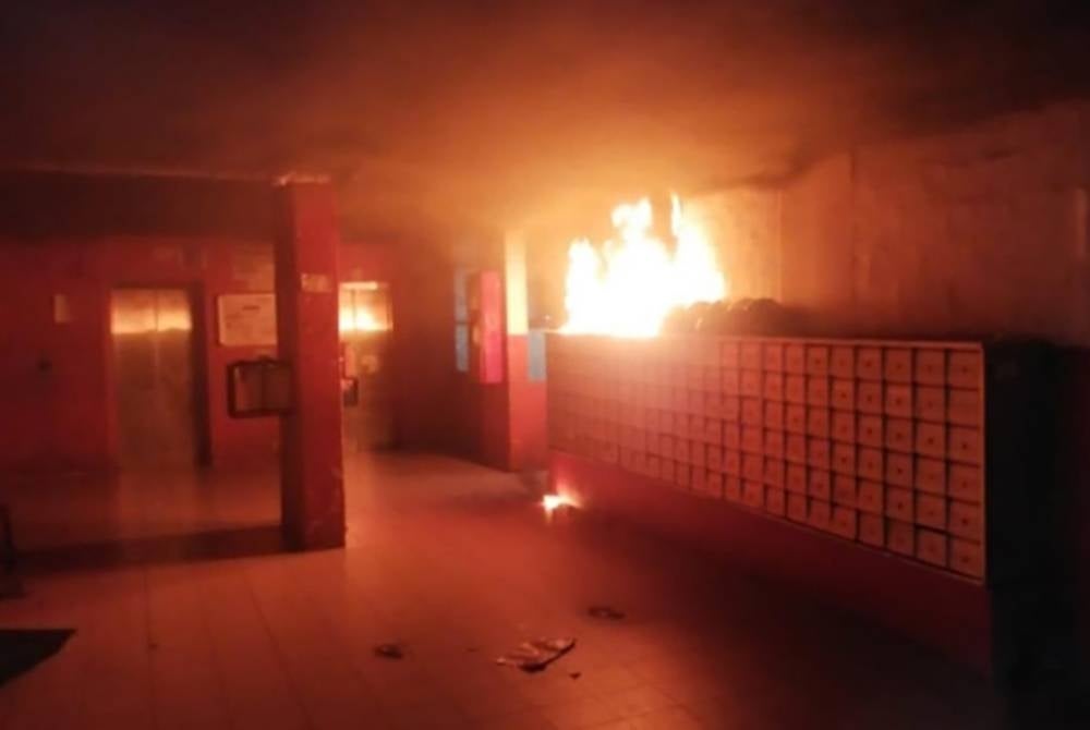 Penduduk Blok B, Pangsapuri Teratak Muhibbah digemparkan dengan kejadian kebakaran di kawasan peti surat blok berkenaan pada awal pagi Jumaat.