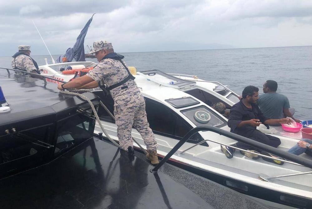Mangsa bot hanyut yang diselamatkan Maritim Malaysia pada kedudukan lebih kurang lima batu nautika barat daya Pulau Pemanggil pada Jumaat.- Foto Maritim Malaysia