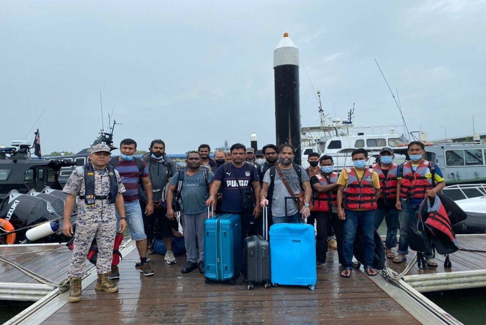 Kru kapal yang diselamatkan Maritim Malaysia selepas bos penumpang dinaiki kehabisan minyak dan hanyut. - Foto Maritim Malaysia