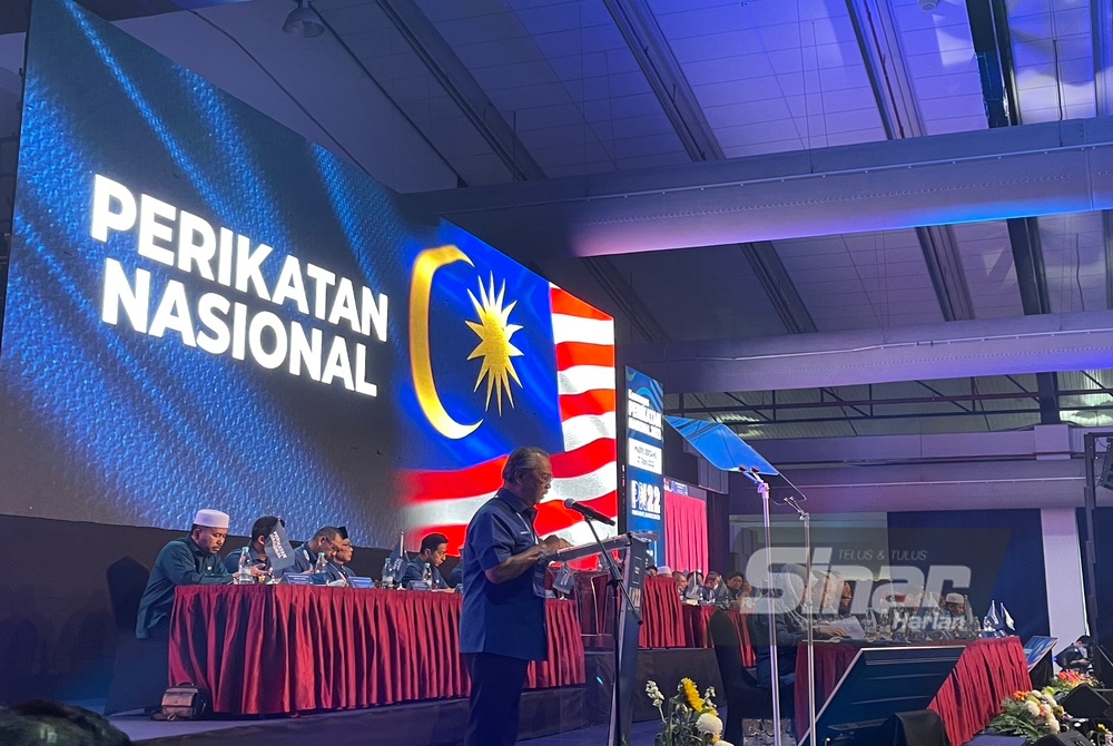 Muhyiddin semasa merasmikan Konvensyen PN 2022 dan sambutan Ulang Tahun PN Kedua di Taman Ekspo Pertanian Malaysia Serdang (MAEPS) pada Sabtu.