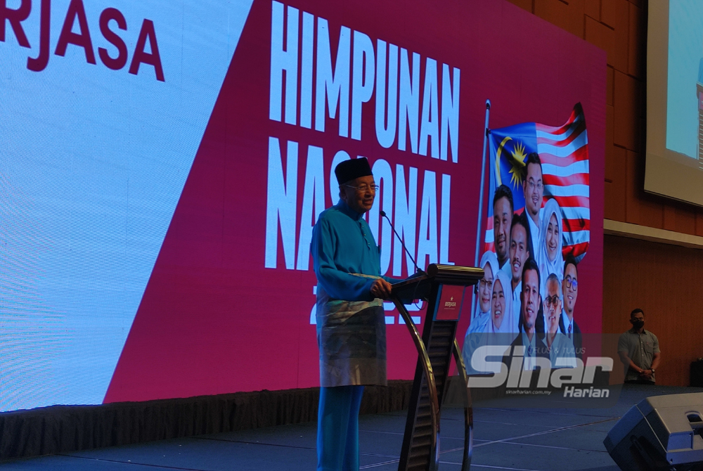 Dr Mahathir ketika berucap merasmikan Himpunan Nasional 2022 BerjasaMalaysia, di sini, pada Sabtu.