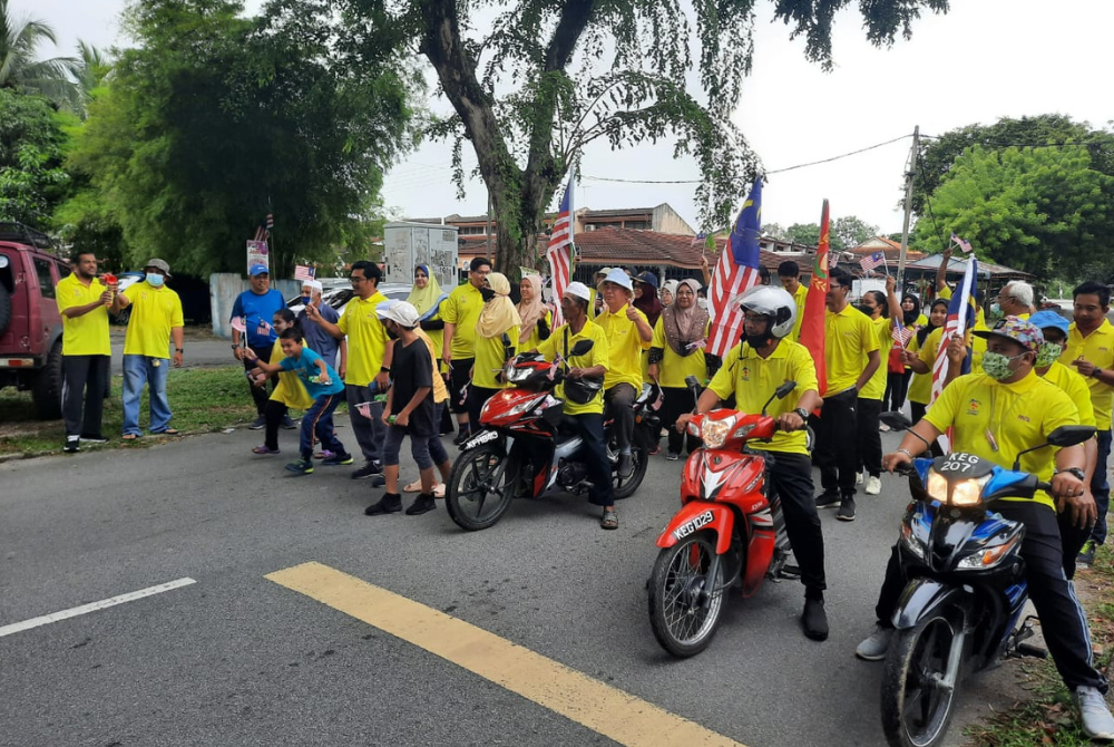 Dr Abdul Salim (kiri) ketika melakukan pelepasan peserta Program Kembara Asyura Merdeka di Taman Saga pada Sabtu.