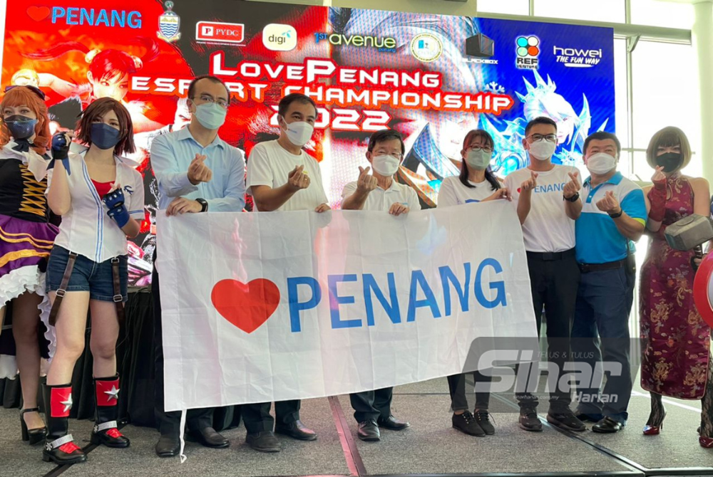 Kon Yeow (lima dari kanan) merasmikan Kejohanan E-Sports LovePenang pada Sabtu.