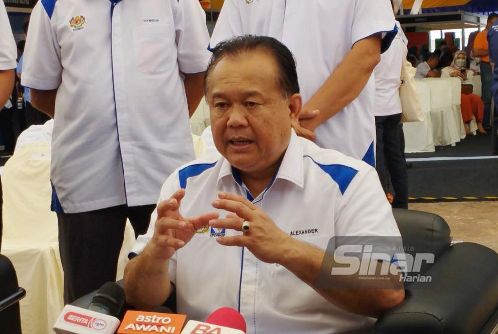 Menteri Perdagangan Dalam Negeri dan Hal Ehwal Pengguna, Datuk Seri Alexander Nanta Linggi