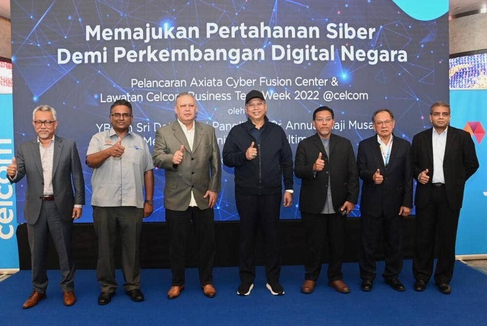 Annuar (tengah) melancarkan ACFC di ibu pejabat Celcom pada Sabtu.