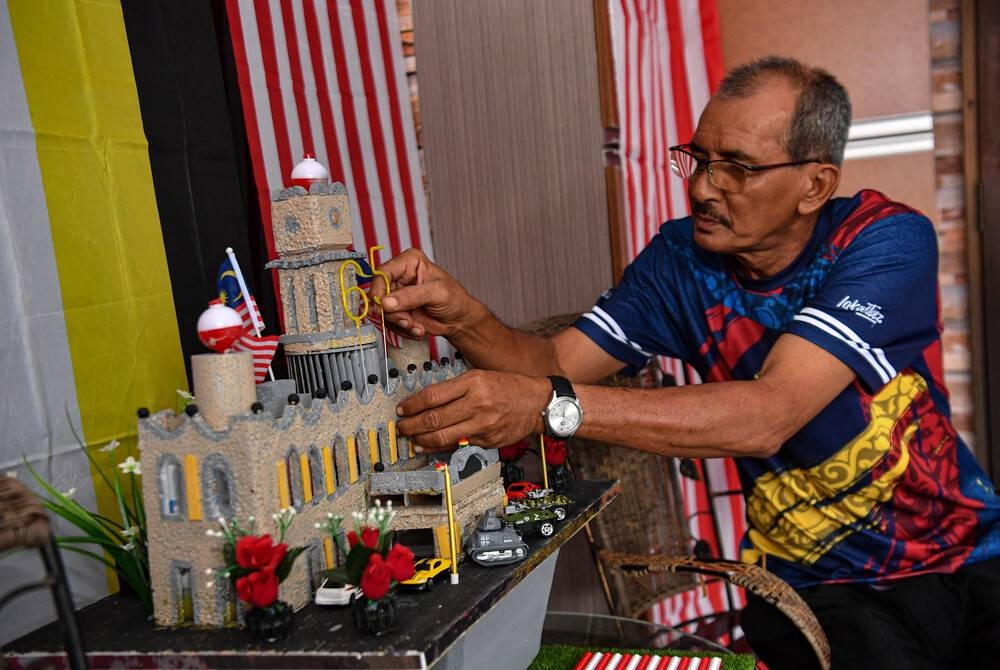 Replika bangunan Sultan Abdul Samad turut dihias Jaafar. - Foto Bernama