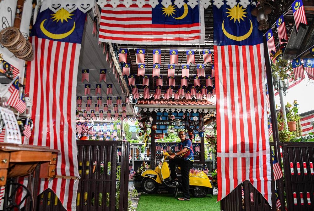 Skuter miliknya turut dihiasi dengan Jalur Gemilang menjelang. - Foto Bernama