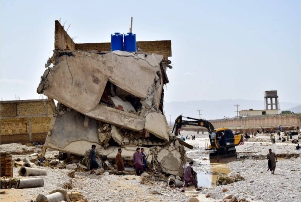 Sekurang-kurangnya setengah juta rumah rosak, jalan raya dihanyutkan, dan hampir 150 jambatan musnah di seluruh Pakistan. Foto AP