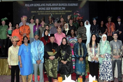 Saifuddin (depan, empat dari kiri) dan isteri Datin Seri Norlin Shamsul Bahri (depan, lima dari kiri) bergambar bersama duta asing pelbagai negara pada Majlis Malam Gemilang Pahlawan Bangsa Harimau sempena Program Familiarisation Visit for Diplomatic Corps di Kuantan pada Jumaat.
--fotoBERNAMA (2022) HAK CIPTA TERPELIHARA