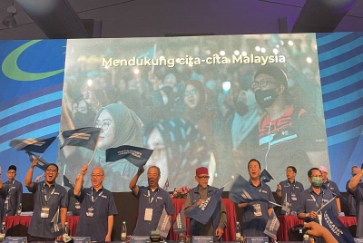 Muhyiddin (tiga dari kiri) semasa Konvensyen PN 2022 dan sambutan Ulang Tahun PN Kedua di Taman Ekspo Pertanian Malaysia Serdang pada Sabtu.