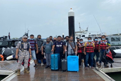 Kru kapal yang diselamatkan Maritim Malaysia selepas bos penumpang dinaiki kehabisan minyak dan hanyut. - Foto Maritim Malaysia