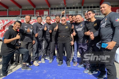 Mohd Amar (empat dari kanan) bersama peserta pada Himpunan Senaman Tua di Stadium Sultan Muhammad IV, Kota Bharu pada Sabtu.
