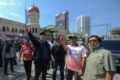 Annuar (tiga dari kiri) hadir menyaksikan raptai sambutan Hari Kebangsaan 2022 di Dataran Merdeka pada Sabtu. - Foto Bernama