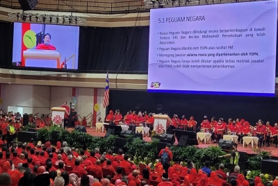 Azalina ketika berucap pada sesi Taklimat Khas Presiden UMNO yang berlangsung di Dewan Merdeka, Pusat Dagangan Dunia Kuala Lumpur.