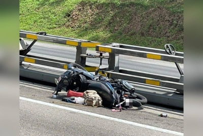 Keadaan motosikal mangsa dalam kemalangan yang mengorbankan Mohd Zairol di Kuala Kangsar pada Sabtu. Foto: Ihsan pembaca