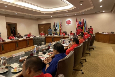 Mesyuarat Majlis Kerja Tertinggi (MKT) UMNO dipengerusikan Ahmad Zahid di Menara Dato Onn, Pusat Dagangan Dunia Kuala Lumpur pada malam Sabtu. - Foto Twitter Ahmad b Maslan