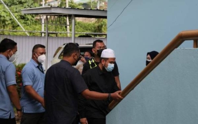 Ebit Lew ketika tiba di Mahkamah Litar di Pejabat Daerah Tenom pada 18 Februari lalu. - Foto fail Sinar Harian