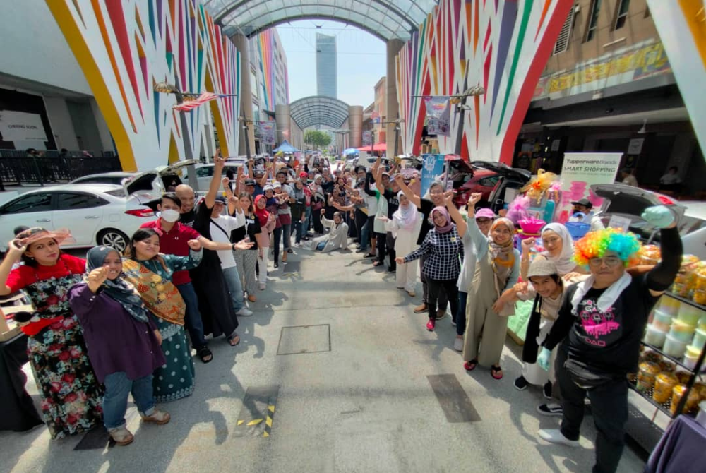 Peniaga dan pengunjung di Program Jualan Bonet Kereta Merdeka anjuran Kumpulan Facebook KDA Club House di Strand Mall di sini pada Sabtu.