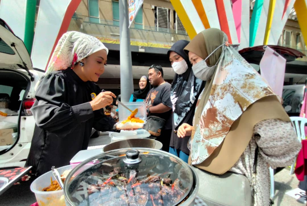 Program ini turut disertai penyanyi terkenal era 1980-an, Zur Eda (kiri) atau nama sebenarnya Zuraidah Mokhtar.