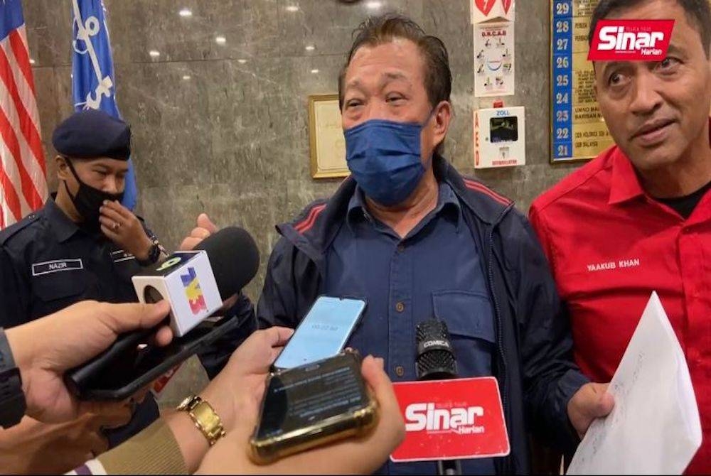 Datuk Seri Bung Moktar Radin ditemui selepas selesai Mesyuarat Khas MKT UMNO di Menara Dato Onn, Pusat Dagangan Dunia Kuala Lumpur (WTCKL) pada malam Sabtu.
