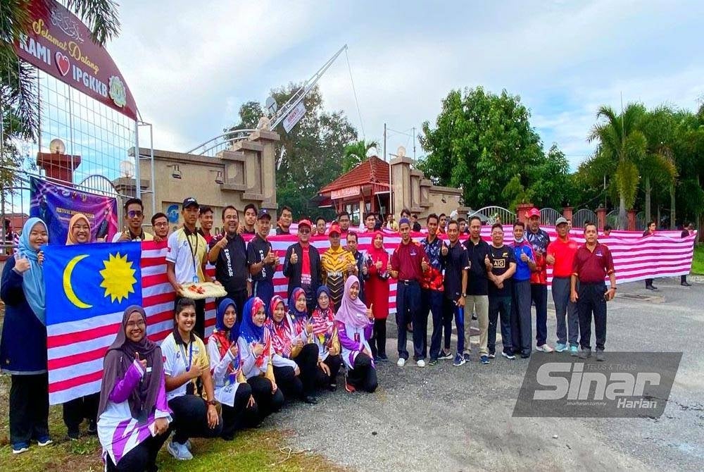 IPG Kampus Kota Bharu mencipta rekod buat julung kalinya dengan menghasilkan Jalur Gemilang sepanjang 72 meter sempena ulang tahun kemerdekaan negara kali ke-65 tahun ini.