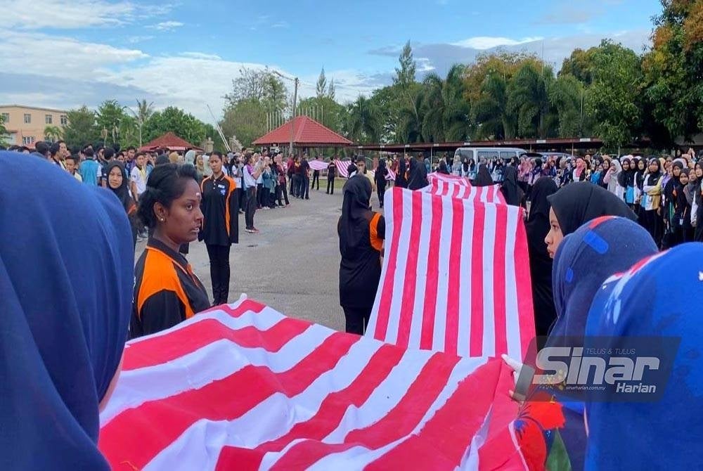 Proses menghasilkan Jalur Gemilang mengambil masa selama dua minggu melibatkan penyertaan seramai 834 pelajar daripada 36 kelas.