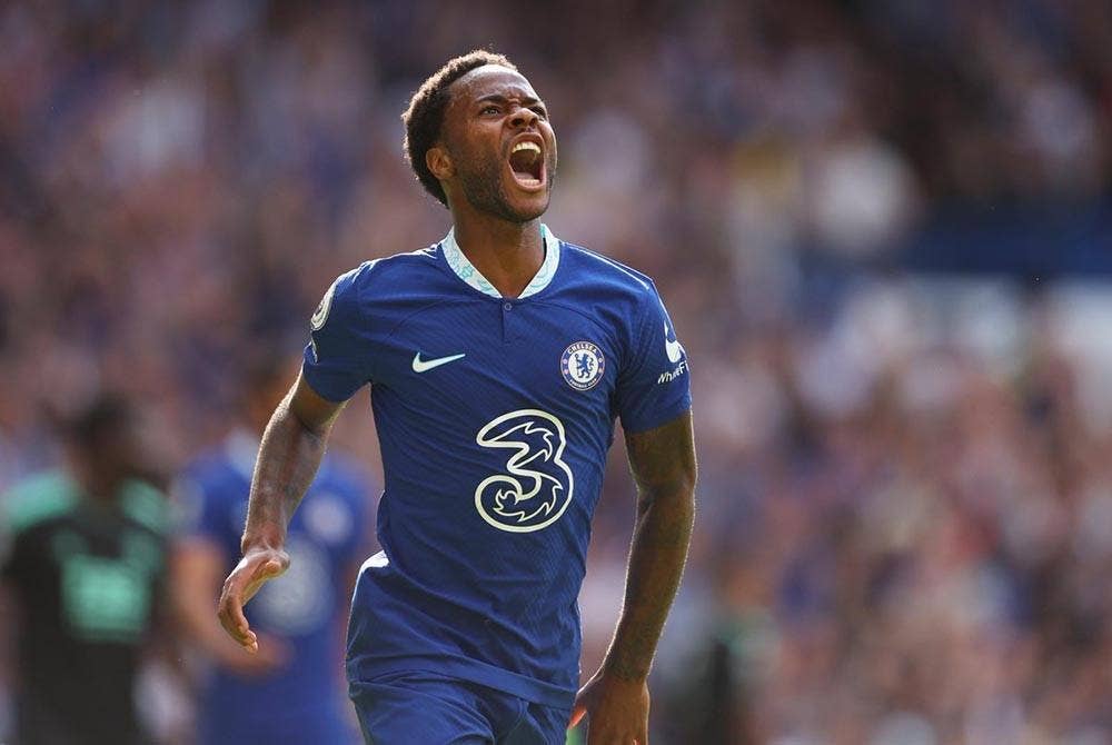 Sterling meraikan jaringannya ketika bantu Chelsea tumpaskan Leicester di Stamford Bridge awal pagi Ahad.