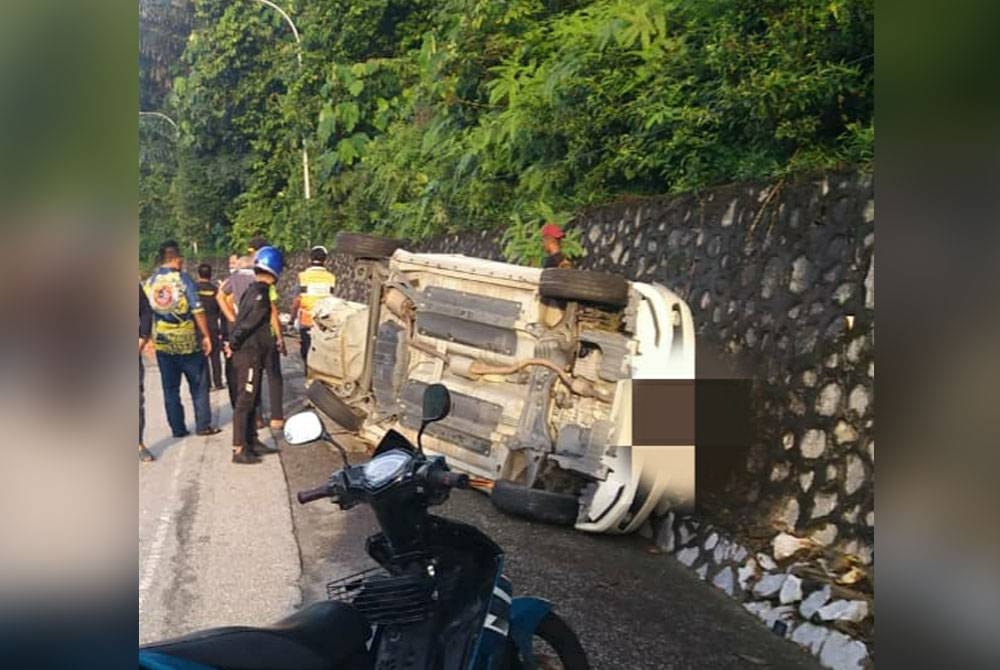 Keadaan kereta yang dipercayai hilang kawalan lalu melanggar seorang pejalan kaki di Lebuhraya Sultan Iskandar pada Ahad.