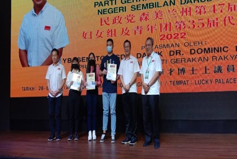 Dominic (dua dari kanan) ketika bergambar bersama tiga penerima Gerakan Young Scholar Award pada Ahad.
