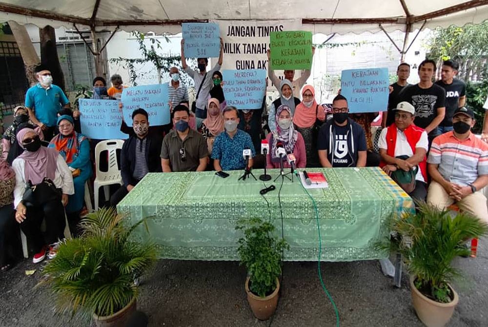 Lele Suzana (duduk, empat dari kanan) pada sidang media di Kampung Sungai Baru pada Sabtu