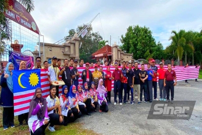 IPG Kampus Kota Bharu mencipta rekod buat julung kalinya dengan menghasilkan Jalur Gemilang sepanjang 72 meter sempena ulang tahun kemerdekaan negara kali ke-65 tahun ini.