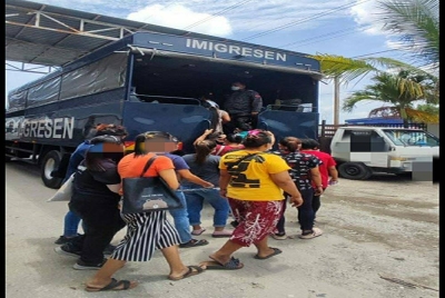 Antara PATI yang ditahan dalam serbuan di sebuah syarikat kurier di sini pada Rabu lalu.