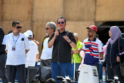 Mohammad (tiga, kanan) hadir bagi meninjau raptai separa penuh sempena Sambutan Hari Kebangsaan 2022 di Dataran Merdeka, pada Ahad. - Foto Bernama