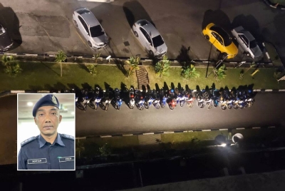 Motosikal yang ditahan dan dibawa ke IPD Timur Laut untuk pemeriksaan. (Gambar kecil: Soffian)