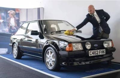  Sebuah kereta milik mendiang Puteri Diana dijual pada sesi lelongan di United Kingdom dengan harga £650,000 (AS$762,600). - Foto AP