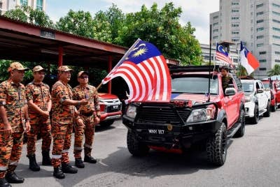 Abu Bakar (dua dari kiri) menyempurnakan pelepasan Kembara Merdeka 'Kempen Kibar Jalur Gemilang' Jabatan Bomba dan Penyelamat Malaysia (JBPM) Melaka di Balai Bomba dan Penyelamat Ayer Keroh, pada Ahad. - Foto Bernama