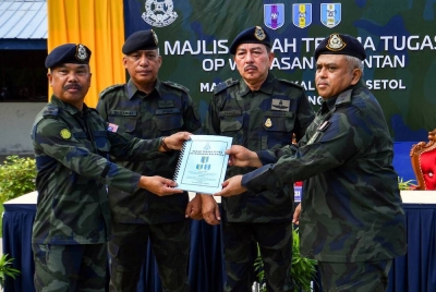 Muhamad Zaki (dua dari kanan) bersama Timbalan Komander Briged Tenggara Pasukan Gerakan Am (PGA), Asisten Komisioner Hakemal Hawari (dua dari kiri) menyaksikan penyerahan dokumen daripada Pegawai Pemerintah Batalion 8, PGA Supt Mat Shukor Yusof (kanan) kepada Pegawai Pemerintah Batalion 9, PGA Superintendan Mannadzar Nasib pada Majlis Serah dan Terima Tugas Op Wawasan Kelantan di Markas Taktikal PGA di Lubok Setol, pada Ahad. - Foto Bernama
