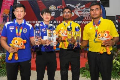 Juara Kejohanan Antarabangsa Johor Petanque 2022 Kategori Lelaki, Pasukan Madu Tiga Pasukan 9, Chaiwat Ketngam (dua, kanan) dan Thanakorn Sangkawe (kanan) bergambar bersama Juara Kategori Wanita, Pasukan Thailand A, Phanthipa Wong Chu Wet (dua, kiri) dan Nantawan Fueangsanit (kiri) selepas Kejohanan Antarabangsa Johor Petanque 2022 di Arena Petanque Impian Emas, pada Ahad. - Foto Bernama
