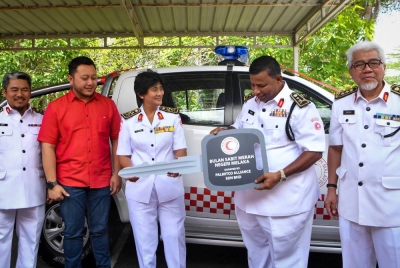 Tunku Temenggong Kedah merangkap Pengerusi Persatuan Bulan Sabit Merah Malaysia (PBSMM) Tan Sri Tunku Puteri Intan Safinaz Ibni Almarhum Tuanku Abdul Halim Mua'dzam Shah (tengah) berkenan menyerahkan replika kunci kereta pacuan empat roda kepada Pengerusi PBSMM Melaka Datuk Ramli Mohd Ali pada majlis lawatan ke Pejabat PBSMM Melaka, Bukit Peringgit, pada Ahad. - Foto Bernama
