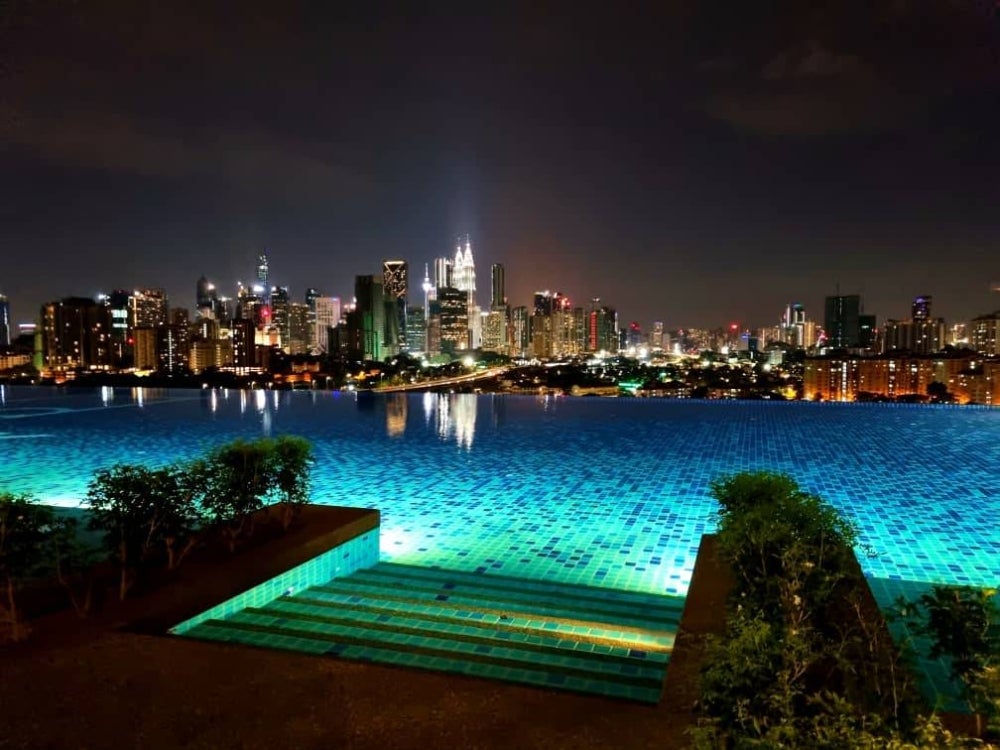 Pemandangan kolam infiniti di Datum Jelatek