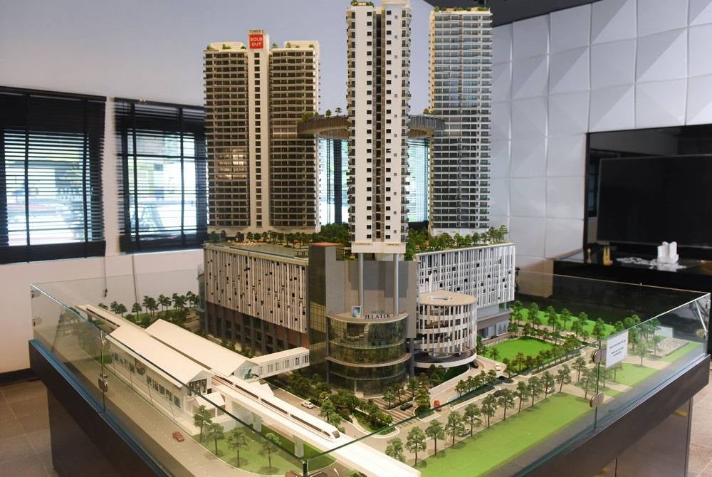 Lokasi Datum Jelatek terletak berhampiran LRT Jelatek.