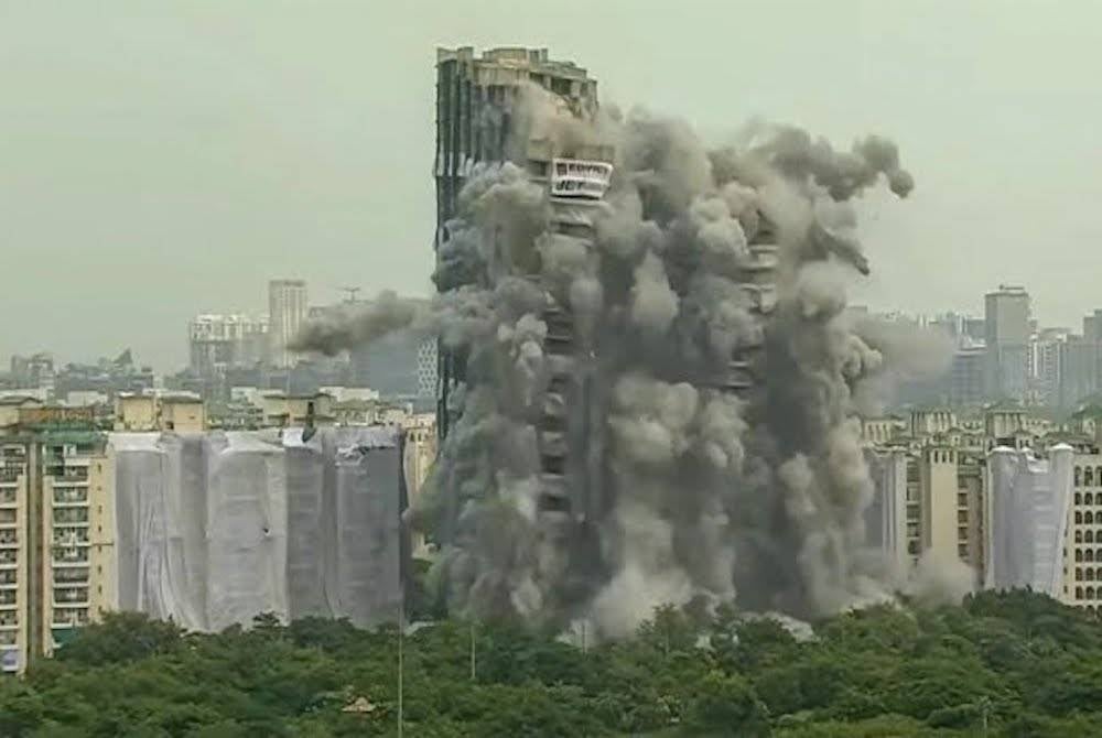 Dua bangunan apartmen setinggi 103 meter diruntuhkan di pinggir New Delhi pada Ahad. - Foto PTI