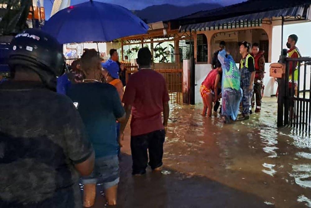 Keadaan banjir kilat menyebabkan penduduk terlibat di tempatkan di dua PPS berhampiran. Foto: Ihsan bomba