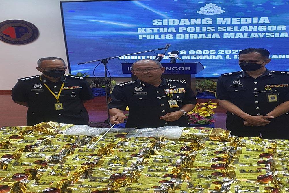 Arjunaidi (tengah) menunjukkan dadah yang dirampas dalam serbuan di sebuah premis di Kampung Baru Ampang, Ampang, 20 Jun lalu.