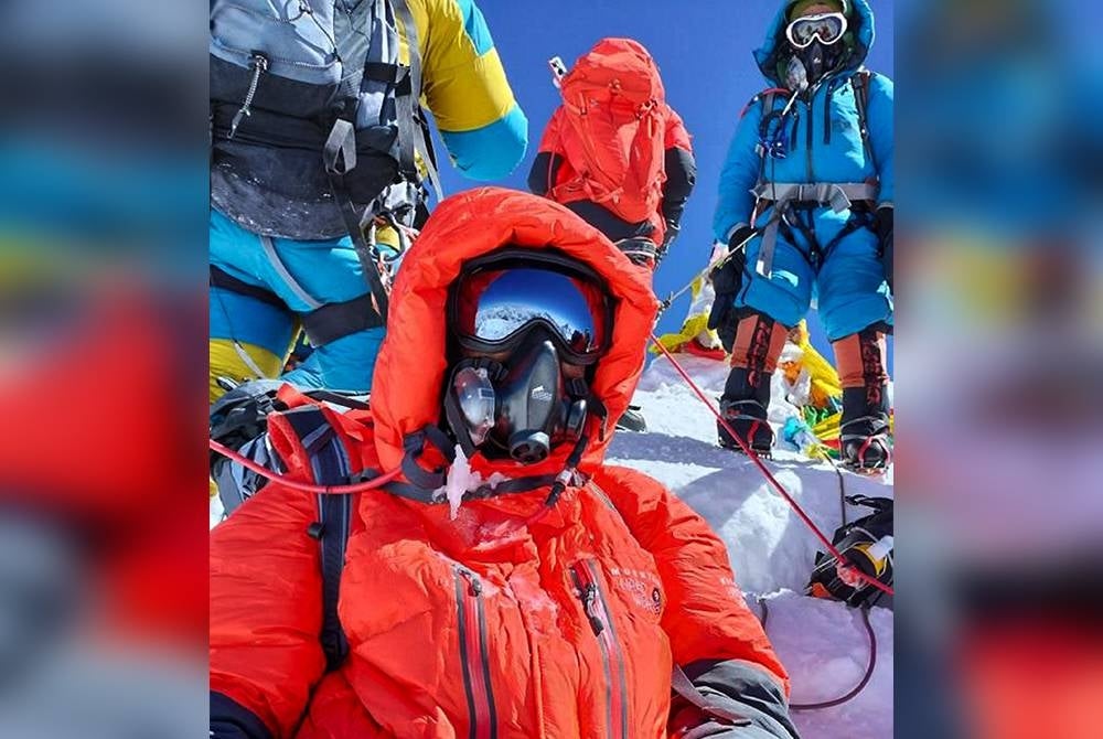 N. Elanghovan menjadi rakyat Malaysia tertua untuk sampai ke puncak tertinggi dunia itu. Foto Bernama.