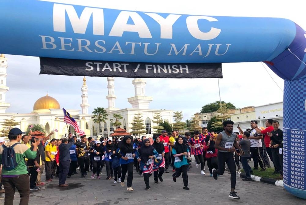 Pelepasan Larian Peserta Merdeka Fun Run 2022 Kolej Komuniti Pasir Mas di Pasir Pekan, Tumpat, pada Isnin.