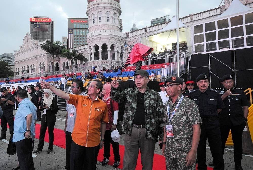 Annuar (empat dari kanan) hadir menyaksikan raptai sambutan Hari Kebangsaan 2022 di Dataran Merdeka hari ini. Foto Bernama