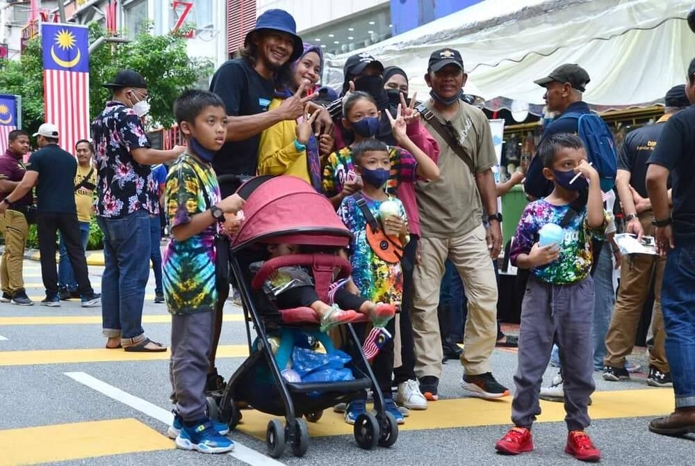 Pengunjung memeriahkan Jalan TAR Bebas Kenderaan pada Ahad. Foto Fb DBKL